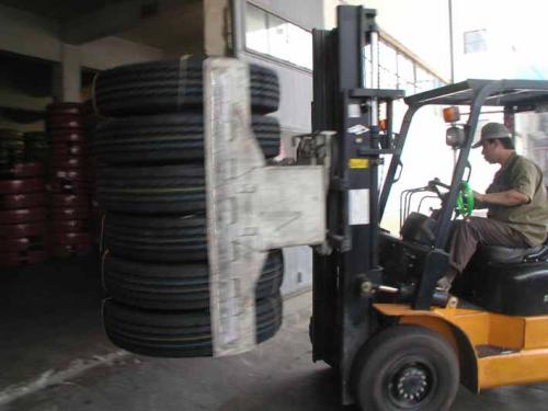 Forklift ilə şin qarmaq